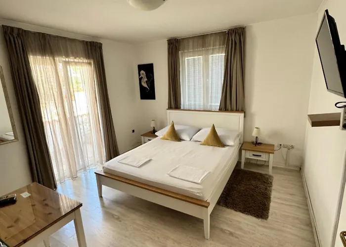 Julian בית הארחה זאדאר