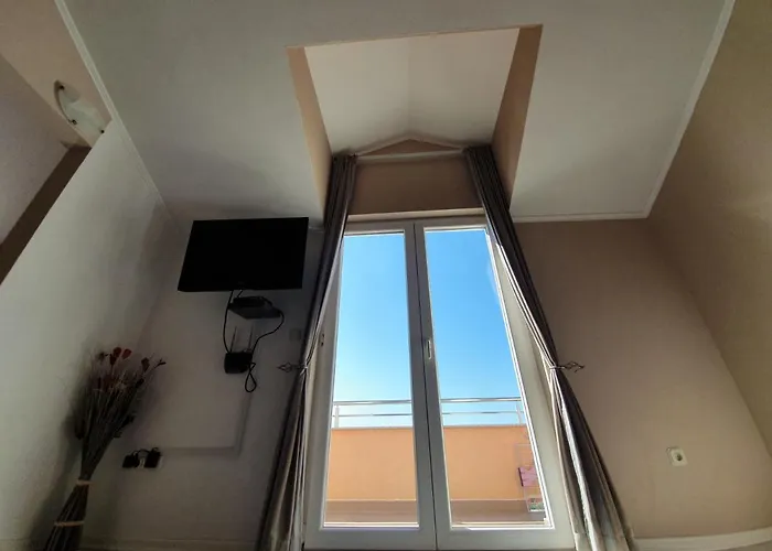 Julian 3* זאדאר