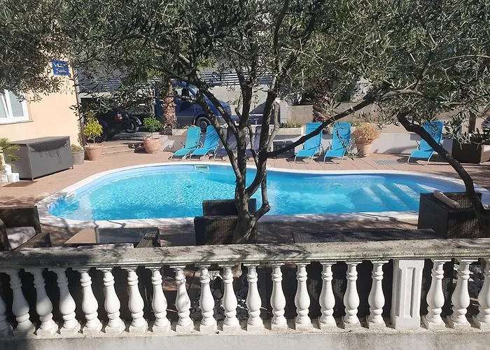 Julian בית הארחה